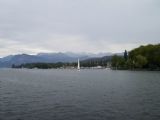 Jižní břeh Vierwaldstädtersee u Luzernu pohledem z jezera. 12.7.2009 © Jan Přikryl