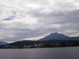 Pohled z lodi na Vierwaldstädtersee k jižnímu břehu s pohořím Pilatus. 12.7.2009 © Jan Přikryl