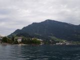 Pohoří Rigi nad městečkek Weggis z lodi na Vierwaldstädtersee. 12.7.2009 © Jan Přikryl