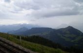 Pohled z tratě Rigibahnen na vysoké alpské štíty na východ od pohoří Rigi. 12.7.2009 © Jan Přikryl