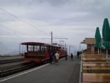 Otevřený vlečný vůz v čele historické soupravy z Vitznau na Rigi ve vrcholové stanici. 12.7.2009 © Jan Přikryl