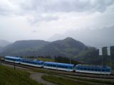 Odstavené elektrické jednotky Rigibahnen čekají na cestu do Arth-Goldau ve stanici Rigi Kulm. 12.7.2009 © Jan Přikryl