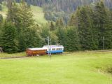 Historická souprava Rigibahnen z 20. let stoupá z Arth-Goldau na Rigi pod stanicí Rigi-First. 12.7.2009 © Jan Přikryl