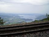 Ozubnicová kolej, šplhající na Rigi, vysoko nad jezerem Zugersee. 12.7.2009 © Jan Přikryl