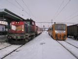 6.01.2010 - Hradec Králové hl.n.: 714.201-1 v čele Os 5504 do Turnova a 814.053-5 jedoucí do depa © PhDr. Zbyněk Zlinský