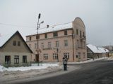 16.01.2010 - Železnice: Karel před hospodou na křižovatce Havlíčkovy a Tyršovy ulice © PhDr. Zbyněk Zlinský