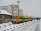 16.01.2010 - Turnov: 814.201-0/814.202-8 odjíždí jako Os 5410 Nová Paka - Liberec, vpravo R 989 Liberec - Pardubice hl.n. s 843.010-0 v čele © PhDr. Zbyněk Zlinský