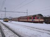 16.01.2010 - Chlumec n.C.: 810.565-2 jako Os 5713 Městec Králové - Stará Paka a 954.214-3 + 854.015-5 jako Sp 1870 Trutnov hl.n. - Kolín © PhDr. Zbyněk Zlinský