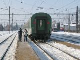 23.01.2010 - Jaroměř: Radek s Karlem u soupravy pro Os 5633 Jaroměř - Pardubice hl.n. fotí její posunující mašinu © PhDr. Zbyněk Zlinský