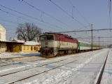 23.01.2010 - Jaroměř: 754 061-0 a příjezd R 850 Sněžka © Karel Furiš