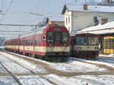 23.01.2010 - Jaroměř: 843.018-3 odjíždí v čele R 986 Pardubice hl.n. - Liberec, vedle 810.347-5 jako Os 5466 Jaroměř - Stará Paka © PhDr. Zbyněk Zlinský