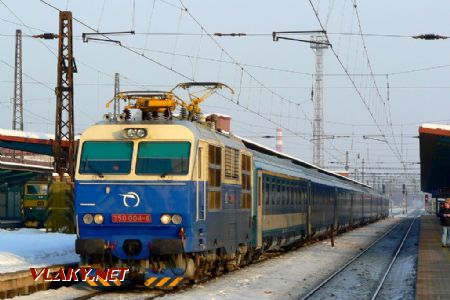 23.01.2010 - Pardubice hl.n.: 350 004-8 a EC 170 Hungaria © Karel Furiš