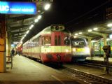 09.12.2009 - Olomouc: ''Setkáním pětek'' by se dal nazvat snímek, kdy se na hlavním nádraží v Olomouci setkal motorový vůz 851.005 s jednotkou 680.005 © Rosťa Kolmačka