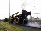 15.05.2004 - Pardubice hl.n.: 555.0153 najíždí na soupravu zvláštního vlaku 33306 do Liberce © PhDr. Zbyněk Zlinský