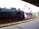 15.05.2004 - Pardubice hl.n.: osamělá 464.008 a obležená 555.0153 v čele zvláštního vlaku © PhDr. Zbyněk Zlinský
