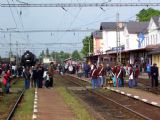 15.05.2004 - Jaroměř: pohled do nádraží při zastávce mimořádného vlaku 33306 Pardubice - Liberec © PhDr. Zbyněk Zlinský