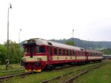 15.05.2004 - Stará Paka:  854.017-1 odjíždí v čele  R 963 Chlumec n.C. - Trutnov © PhDr. Zbyněk Zlinský