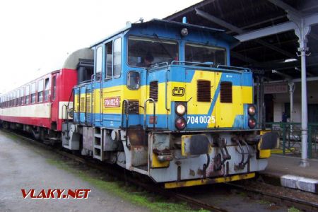 15.05.2004 - Liberec: ''malé lego'' 704.002-5 při posunu u 4. nástupiště © PhDr. Zbyněk Zlinský