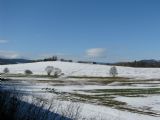 27.02.2010 - úsek Janovice n.Ú. - Nýrsko: kaple sv. Markéty nad Dlažovem a Šumava s horou Hoher Bogen v pozadí (foto z R 962) © PhDr. Zbyněk Zlinský