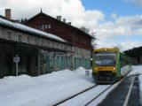 27.02.2010 - Železná Ruda-Alžbětín/Bayerisch Eisenstein: souprava VT 23 + VT 19 RBG jako Os 7574/RB 32425 Špičák - Plattling přejíždí hranici © PhDr. Zbyněk Zlinský