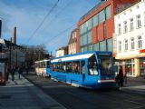 Nízkopodlažní vlek 4NBWE a tramvaj T6 s bočnicí v původním nátěru na Doberaner Platz, 19.1.2007 © Tomáš Kraus