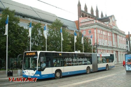 Autobus náhradní dopravy při výluce Lange Strasse před radnicí na Neuer Markt, 7.10.2006 © Tomáš Kraus