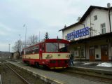 20.3.2010 - Jindřichov ve Slezsku: 810 106 a krátký pobyt Os 3512 ve stanici © Karel Furiš