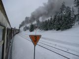 Osobní vlak na Brocken projíždí výhybnou Goetheweg. 27.2.2010 © Tomáš Kraus