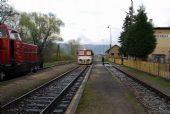 Križovanie s pravidelným osobným vlakom. Chrenovec. 15. 4. 2010 © Ivan Wlachovský