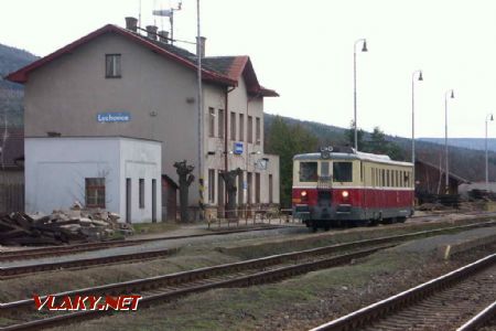 Po úvrati v Lochovicích odjel M 262.056 po trati číslo 200 do Zdic, 5.4.2010, © Jan Kubeš