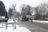 16.02.2010 - Vlak přejíždí ulici Táncsics - Lenti © Jan Guzik