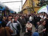 04.05.2010 - Jihlava: hustý dav, vlevo náměstek generálního ředitele ČD pro osobní dopravu Ing. Blažek © PhDr. Zbyněk Zlinský