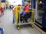 04.05.2010 - Jihlava: vykládání vozíčkáře dá zabrat © PhDr. Zbyněk Zlinský