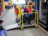 04.05.2010 - Jihlava: vykládání vozíčkáře dá zabrat © PhDr. Zbyněk Zlinský