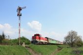 736 103 v čele Os 5003 Nové Zámky - Prievidza prechádza okolo vchodového návestidla žst. Komjatice; 1.5.2010 © Miroslav Sekela