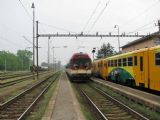 04.05.2010 - Pardubice-Rosice n.L.: 843.017-5 přijíždí v čele R 981 Liberec - Pardubice hl.n., vpravo 814.041-0/914.041-9 + 814.075-8/914.075-7 jako Sp 1986 © PhDr. Zbyněk Zlinský