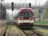 04.05.2010 - Pardubice-Rosice n.L.: 843.025-8 přiváží R 982 Pardubice hl.n. - Liberec + R 1183 ''Chrudimka'', vlevo 843.017-5 na R 981© PhDr. Zbyněk Zlinský