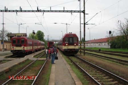 04.05.2010 - Pardubice-Rosice n.L.: 842.026-7 + 050.006-6 jako R 1182 Jihlava - Pardubice hl.n. a 843.017-5 přivážející R 994 Pardubice hl.n. - Liberec © PhDr. Zbyněk Zlinský