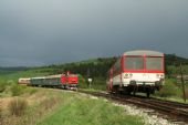 Pravidelný osobný vlak vedený motorovým vozňom rady 812 a prívesným vozňom prechádza odbočkou, © Ing. Igor Molnár