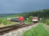 Pravidelný osobný vlak vedený motorovým vozňom rady 812 a prívesným vozňom prechádza odbočkou, © Michal Repko
