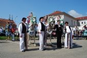 23.5.2010 - Kunovice: Jízda králů, král uprostřed, pážata po boku, místostarostka města Kunovice a doprovod © Tomáš Miklík