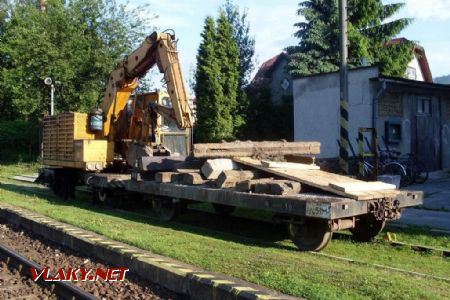 Železničná stanica ''Turzovka'' - oslnený pracovný stroj s označením 99 56 9654111-0 čaká ešte ďalší výkon, 7.6.2010, © Ing. Ján PALUCH