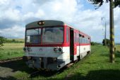 810 413-5 ako Os 6269 čaká vo výhybni Štrkovec na križovanie s Pn,  19.6. 2010, © Ing. Igor Molnár