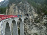 30.05.2010 – Filisur: jeden z najznámejších viaduktov na RhB pred stanicou Filisur, ktorý je chránený Unescom © Ivan Schuller