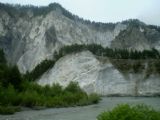 31.05.2010 – Rheinschlucht: strmé úbočia a skalné zrázy v údolí rieky Rhein popri železnici RhB © Ivan Schuller