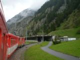 31.05.2010 – Andermatt: RE 636 sa blíži k hlbokej rokline, ktorou prechádza do stanice Göschenen po strmom úbočí © Ivan Schuller