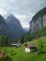 01.06.2010 – Lauterbrunnen: pohľad z lanovky na Lauterbrunnen, v pozadí vodopád nad obcou © Ivan Schuller