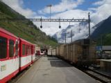 02.06.2010 – Zermatt: stanica Zermatt a posun v nej, v pozadí odchádza Glacier Express č. 908 do St. Moritz © Ivan Schuller