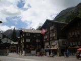 02.06.2010 – Zermatt: v uličkách Zermattu sa nachádza množstvo starých drevených domov s obchodíkmi a suvenírmi © Ivan Schuller