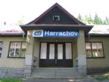 02.07.2010 - Harrachov: vchod pro cestující z cesty © PhDr. Zbyněk Zlinský